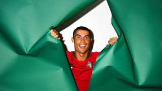 Peeking man green cloth smile - vfx free wallpaper