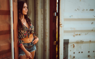 Woman jeans leaning wall knife - syd meade free wallpaper