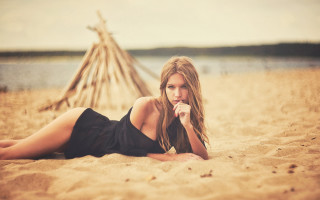 Woman beach teepee bronze art - figurative art free wallpaper