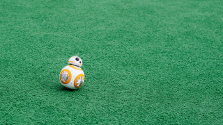 Toy star wars robot tilt - a green surface free wallpaper