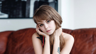 Woman couch tattoo blue eyes - her chin free wallpaper