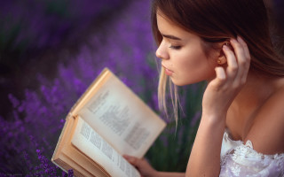 Lavender woman reading bare shoulders - her eye free wallpaper