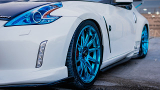 White sports car blue wheels - a parking lot free wallpaper