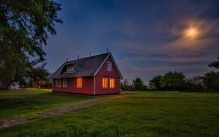 Red house full moon path - a red house free wallpaper