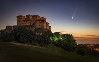 Castle hill night sky magic - alesso baldovinetti free wallpaper