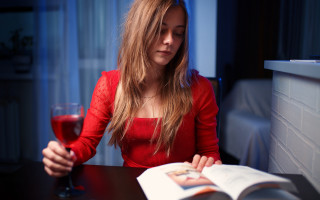 Woman sitting table blonde blurry - diffuse free wallpaper