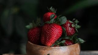 Wooden bowl berry leaf strawberry - a wooden bowl free wallpaper