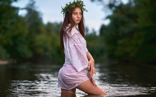Woman white dress water crown - river free wallpaper