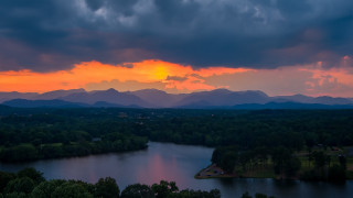 Sunset lake mountains clouds cityscape - a sunset over a lake free wallpaper