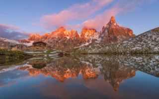Mountain lake house pink sky - a pink sky free wallpaper