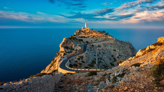 Lighthouse road hill ocean cloudy - the middle of the ocean free wallpaper