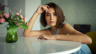 Woman sitting flower vase portrait - a vase of flowers free wallpaper