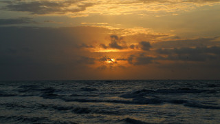 Sunset ocean clouds bird distant - a sunset over the ocean free wallpaper