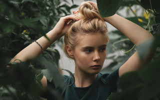 Woman bun tree serious portrait - a bun free wallpaper