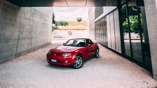 Red sports car tunnel open - a door open free wallpaper