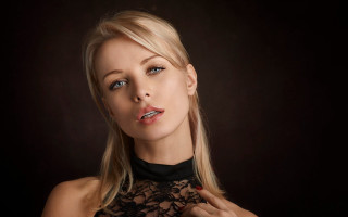 Woman red lips black background - a red lip free wallpaper