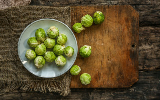 Brussel sprouts bowl wooden table - a cloth free wallpaper