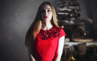 Woman red dress christmas tree - a red lipstick free wallpaper