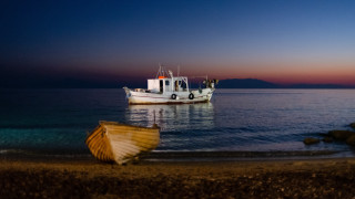 Ocean shore sunset boat water - low free wallpaper
