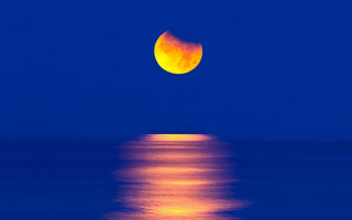 Full moon ocean night blue - a full moon free wallpaper
