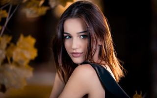 Elina karimova black dress yellow 2 - a black dress free wallpaper for desktop