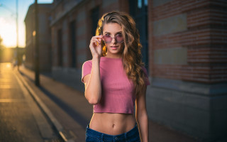 Pink top woman street cellphone - a pink top free wallpaper