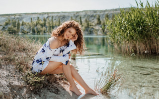 Elina karimova lake sitting blurry - fashion photoshoot free wallpaper