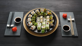 Sushi plate chopsticks sauces table - food photography free wallpaper