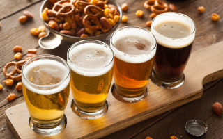 Wooden tray beer glasses pretzels - a wooden tray free wallpaper