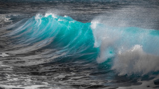 Large wave breaking over ocean - ocean free wallpaper