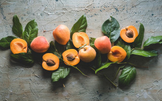 Peaches leaves table gray background - a table top free wallpaper