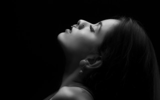 Woman closed eyes profile blackwhite - her head free wallpaper
