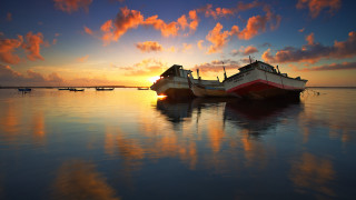 Lake sunset cloudy sky boat 2 - top of a lake under a cloudy sky free wallpaper
