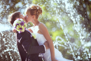 Bride groom kissing fountain wedding - the park free wallpaper