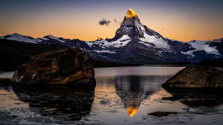 Mountain reflection rock dusk fire - a reflection free wallpaper