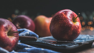 Red apple knife fork cloth - a cloth free wallpaper