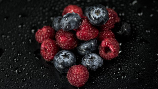 Berries blueberries water drops black - drop of water free wallpaper