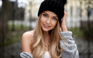 Blonde woman black hat gloves - portrait photography free wallpaper for desktop