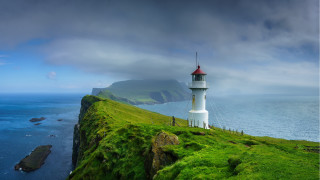 Lighthouse grassy hill ocean cliff - the ocean and a cliff free wallpaper