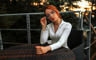 Woman sitting cellphone glasses city - glass free wallpaper
