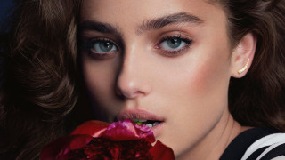 Woman flower ring blue eyes - her finger and a ring free wallpaper