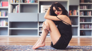 Library fashion blackhair barefoot portrait - arabesque free wallpaper for desktop