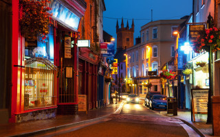City street night car clock - a city street free wallpaper