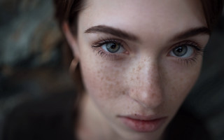 Freckled woman blueeyes serious closeup - realistic eye free wallpaper
