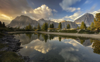Mountain lake reflection trees rocks - cloudy free wallpaper