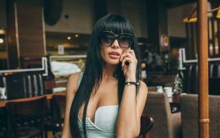 Woman white dress cellphone restaurant - a wooden table free wallpaper