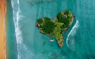Heart rock ocean boat beach - the water below free wallpaper
