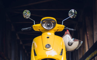 Yellow scooter mirrors helmet puzzle - a helmet free wallpaper