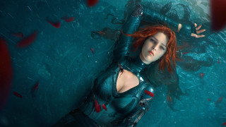 Wet suit woman fish underwater - a wet suit free wallpaper