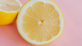 Lemon slice pink surface white - a pink surface free wallpaper